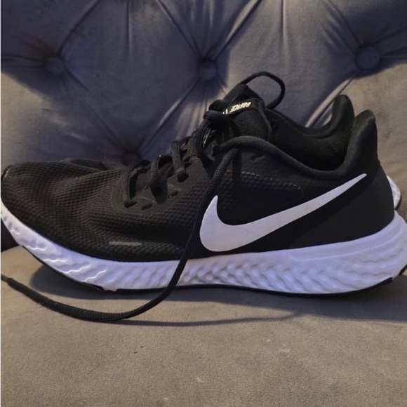 Nike Revolution Men's Black and White Athletic Shoes - Picture 10 of 16